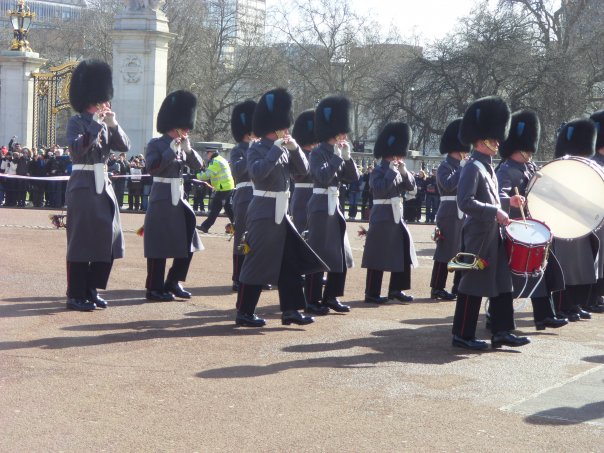 Un momento del famoso cambio della guardia davanti a Buckingham Palace